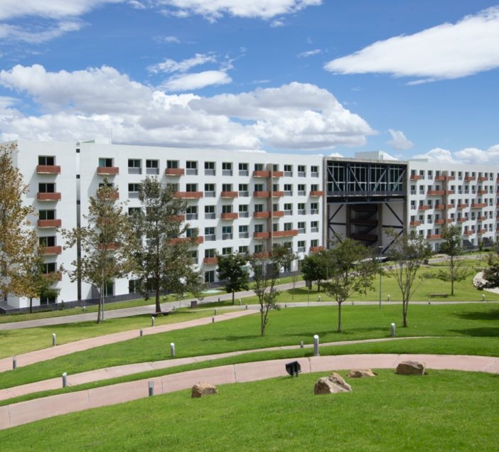 Torres de departamentos de Avaterra con jardín y andadores