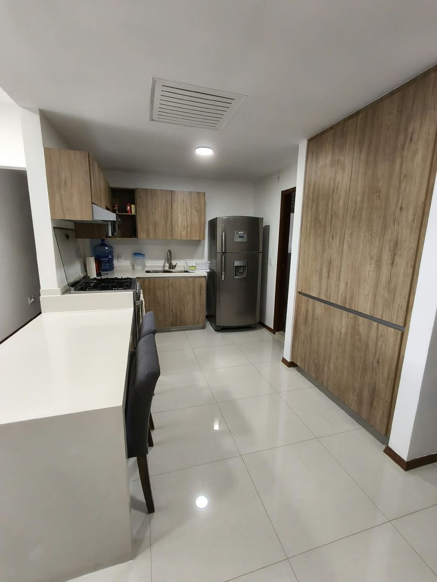 Cocina integral equipada con refrigerador y barra