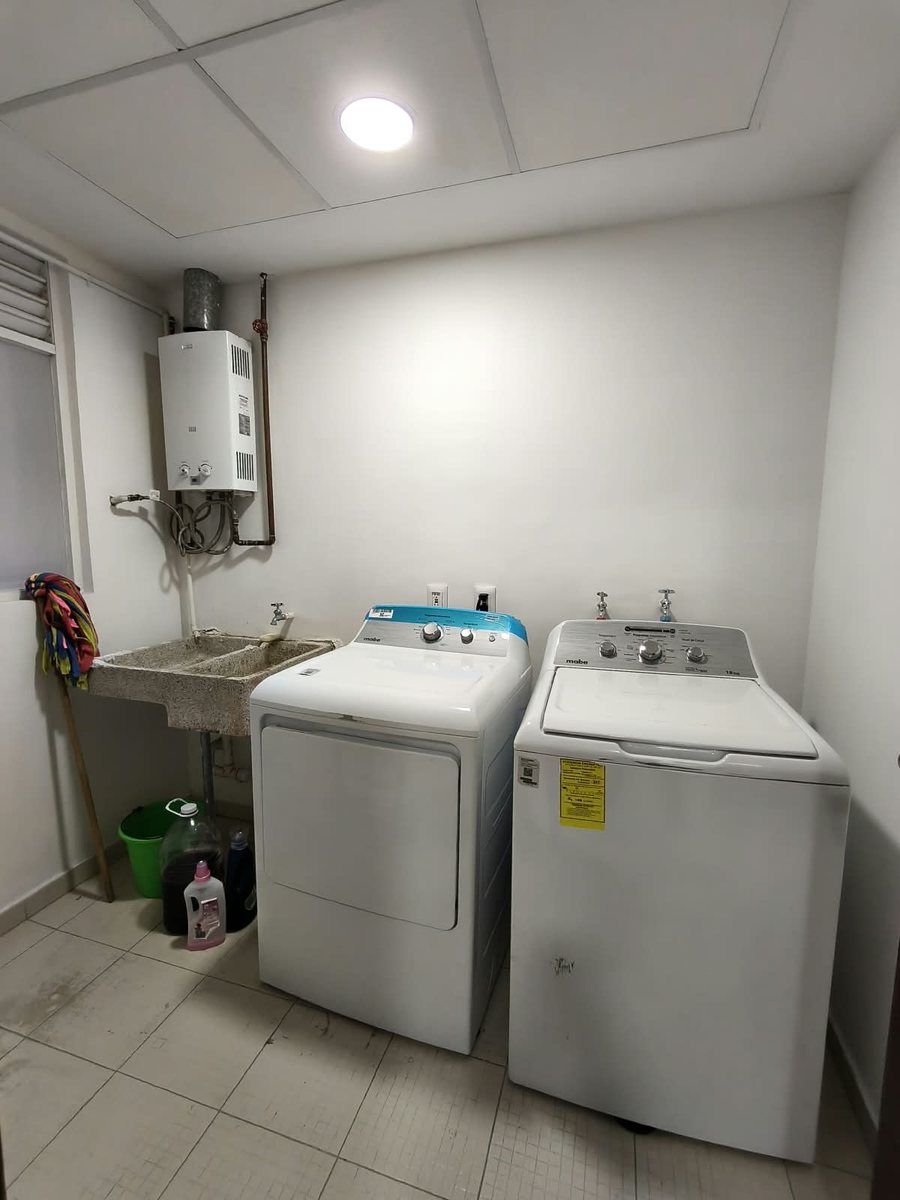 Área de servicio con lavadora, secadora y lavadero