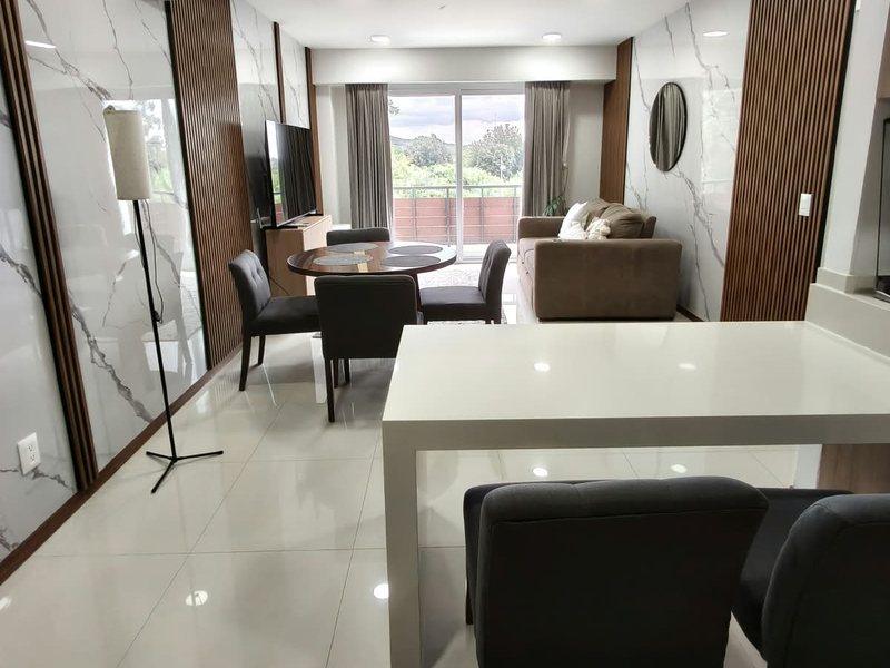 Sala y comedor amueblados del departamento de 2 recámaras