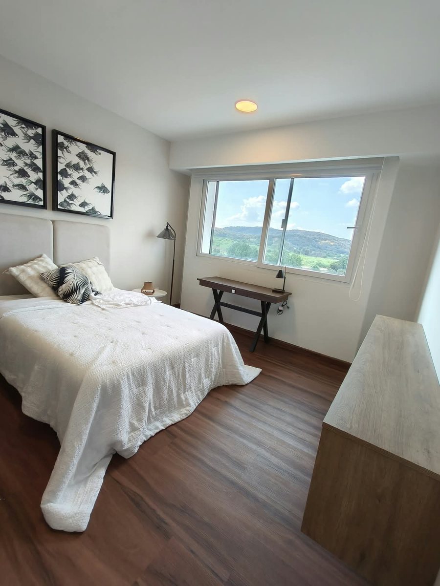 Segunda recámara con cama, buró y ventana con vista