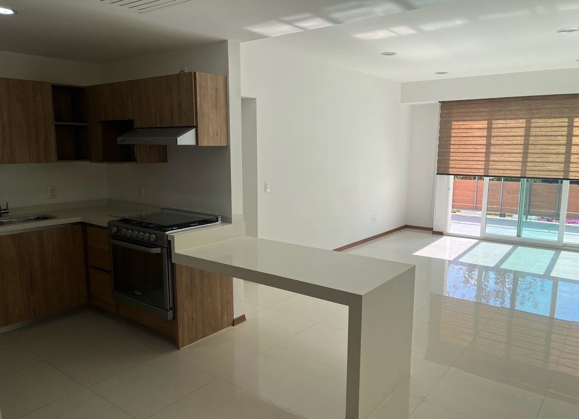 Sala, comedor y cocina integral con salida a la terraza