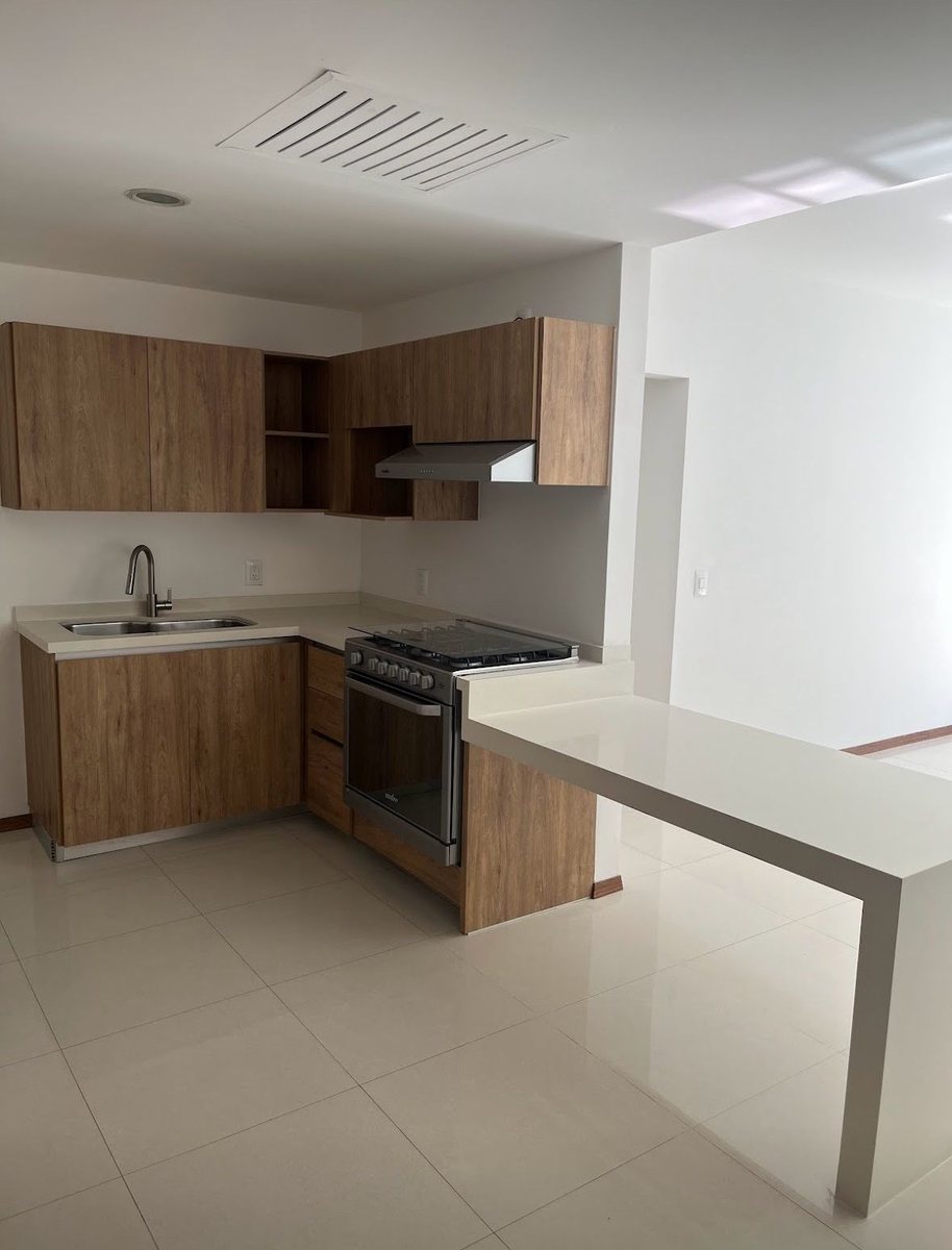 Cocina integral de madera con estufa y barra