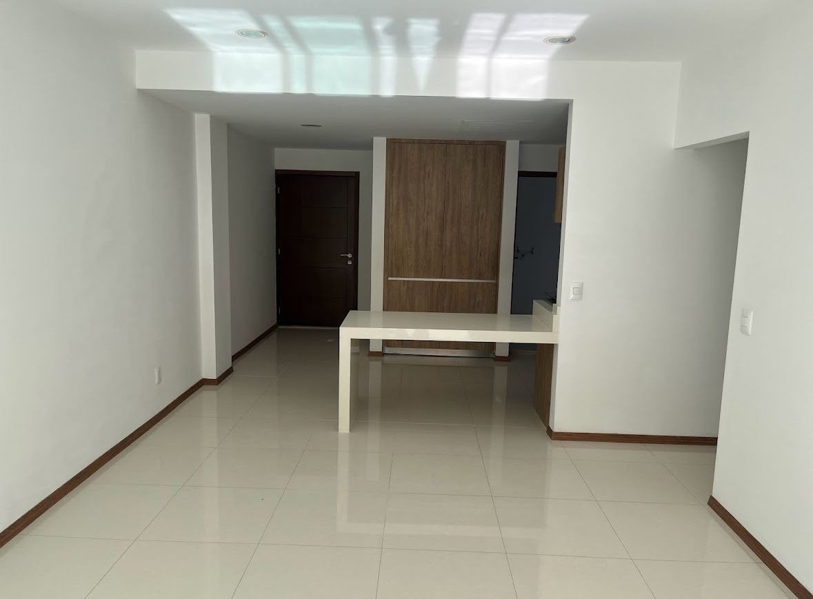 Sala vista hacia la entrada del departamento