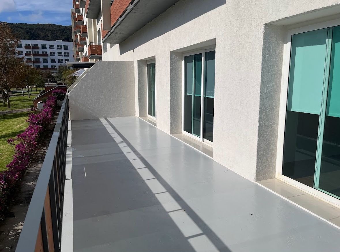 Terraza a lo largo del departamento