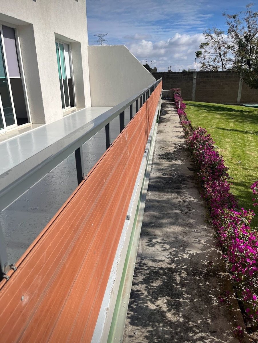 Terraza junto al jardín con bugambilias