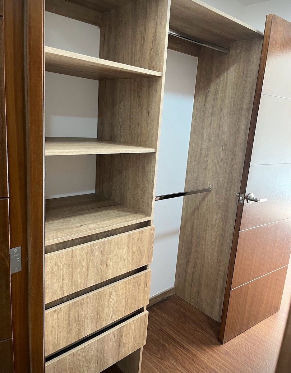 Walk-in closet de madera con cajones y entrepaños