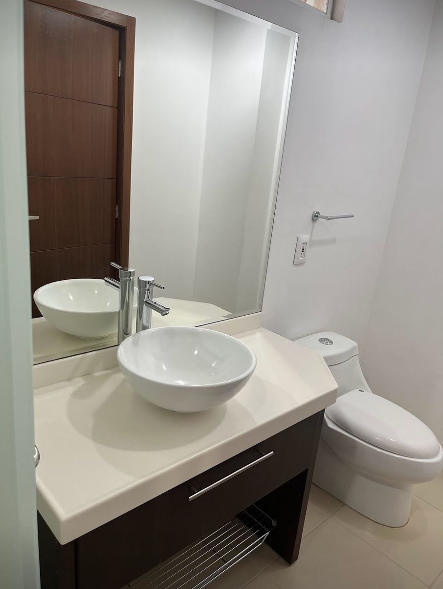 Baño con lavabo de cerámica y espejo