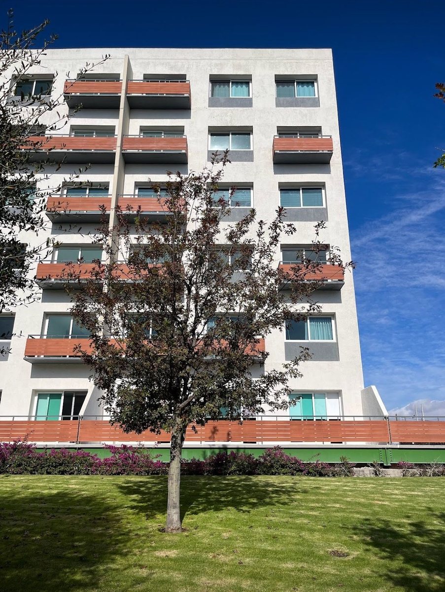 Torre Aqua de Avaterra con jardín al frente