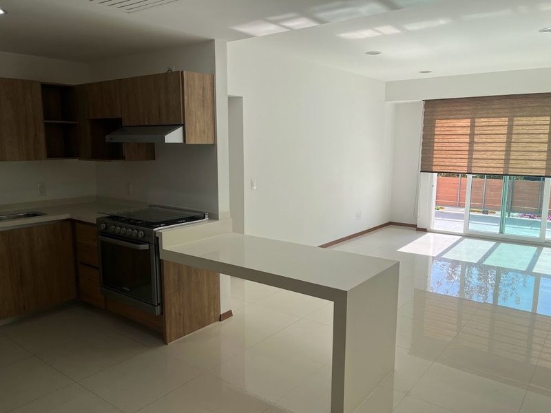 Sala, comedor y cocina integral con salida a la terraza