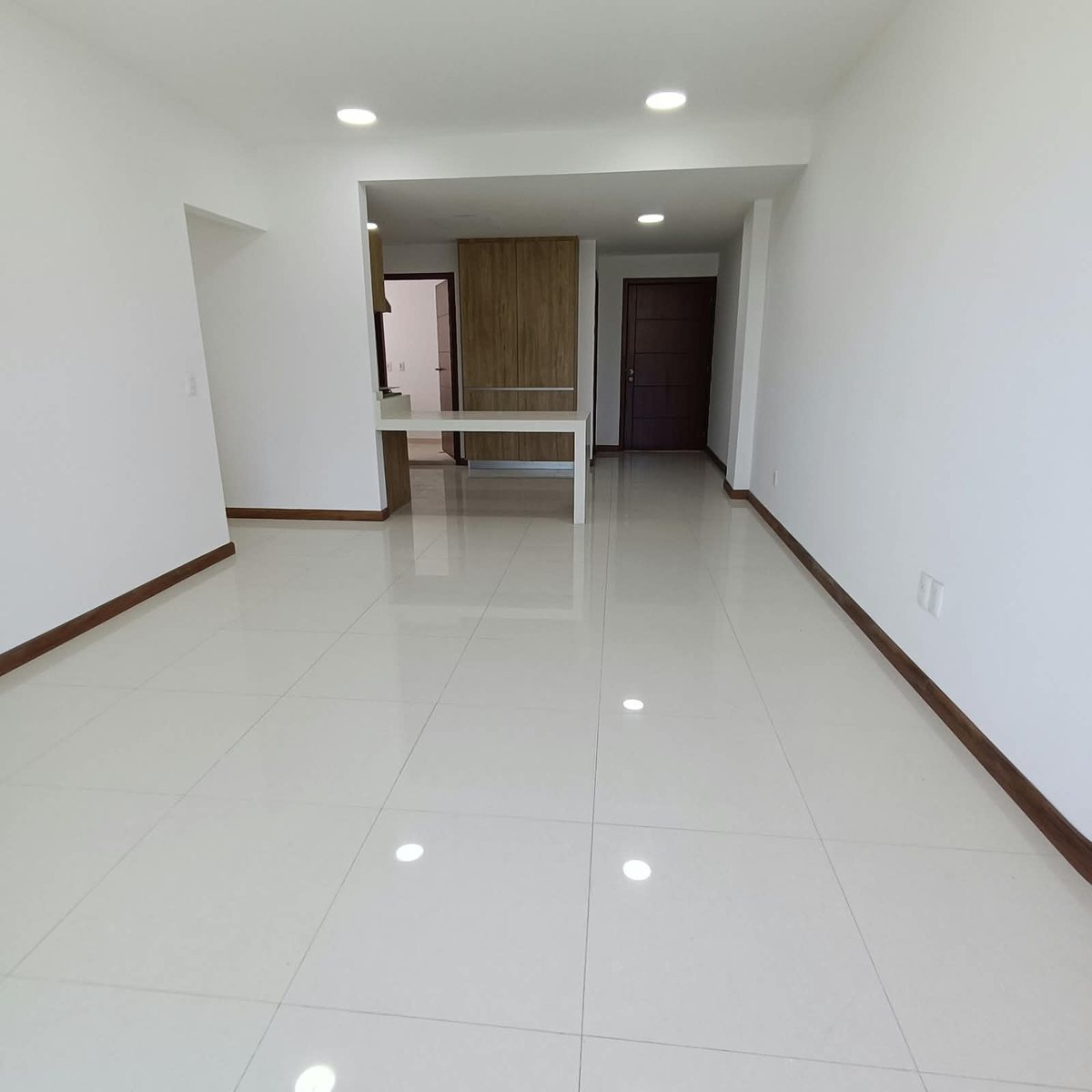 Sala y comedor amplios con piso de porcelanato