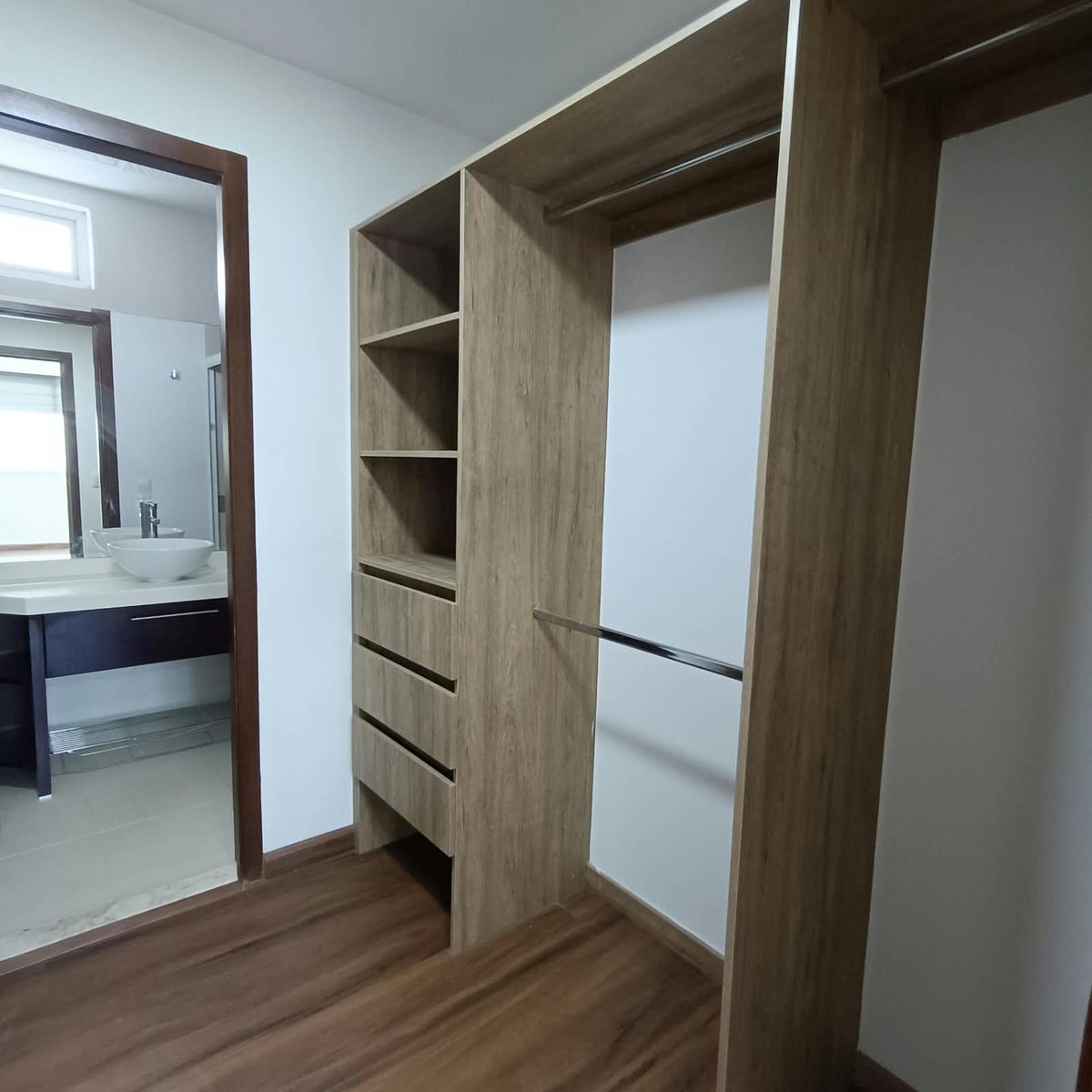 Vestidor de madera con acceso al baño