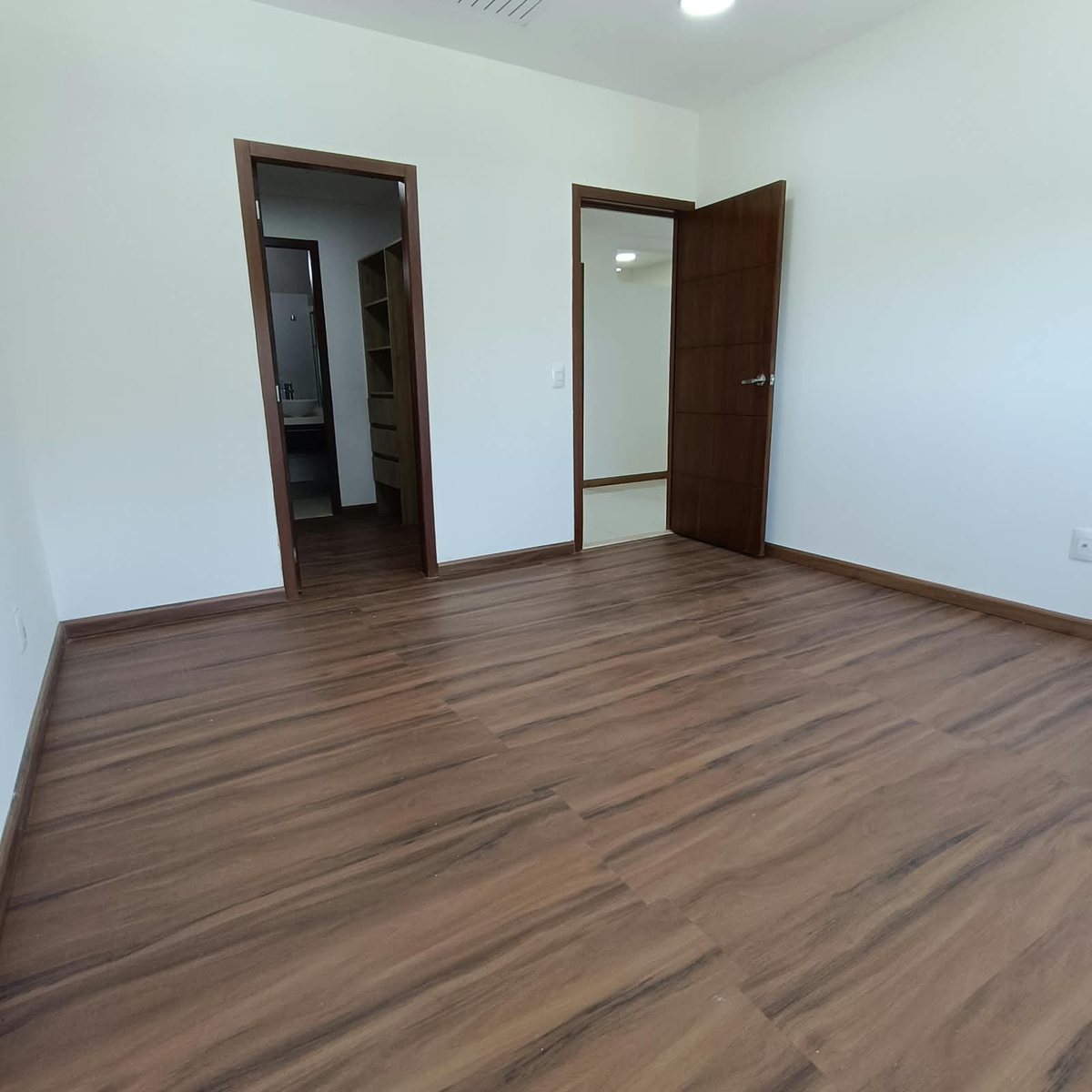 Segunda recámara con piso de madera