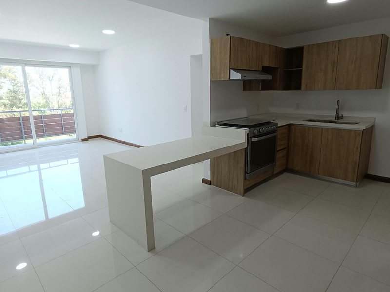 Sala y cocina integral con barra del departamento sin amueblar