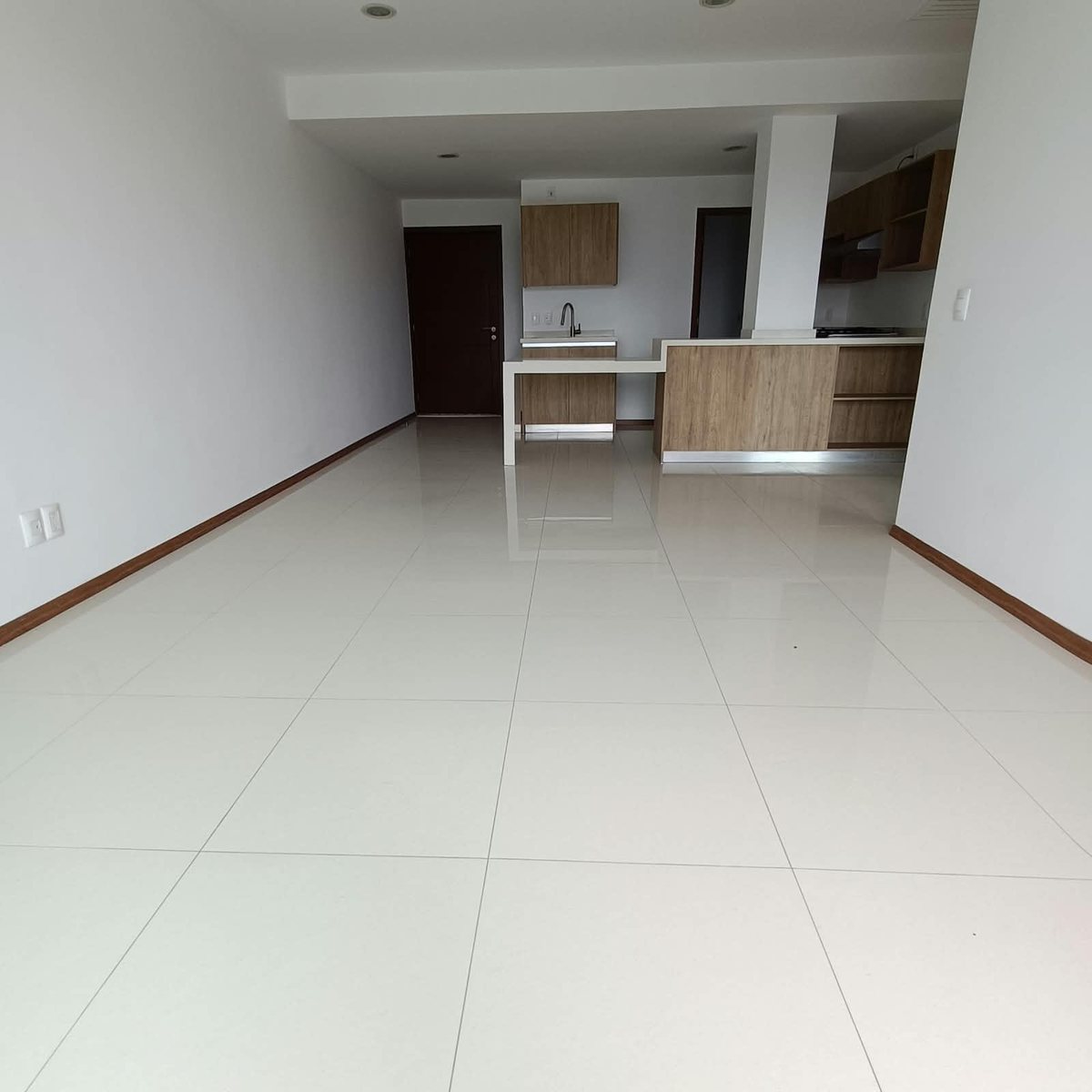 Sala hacia la cocina integral y la entrada