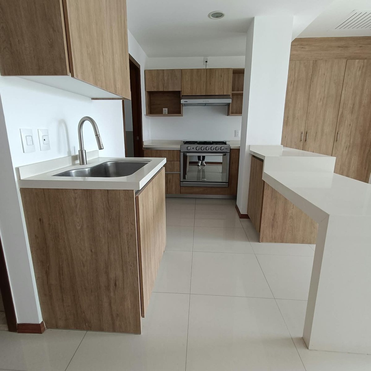 Cocina integral con tarja, estufa y alacenas de madera