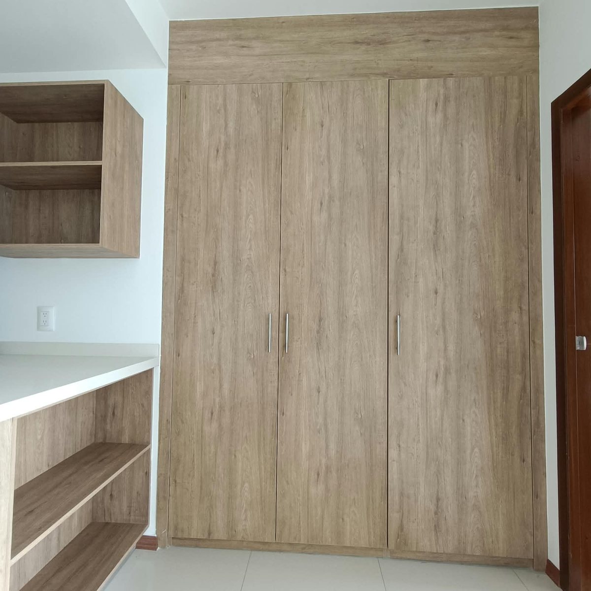 Clóset y repisas de madera