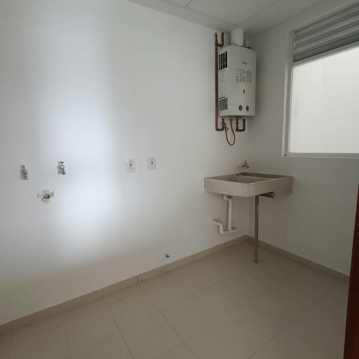 Área de servicio con lavadero y calentador