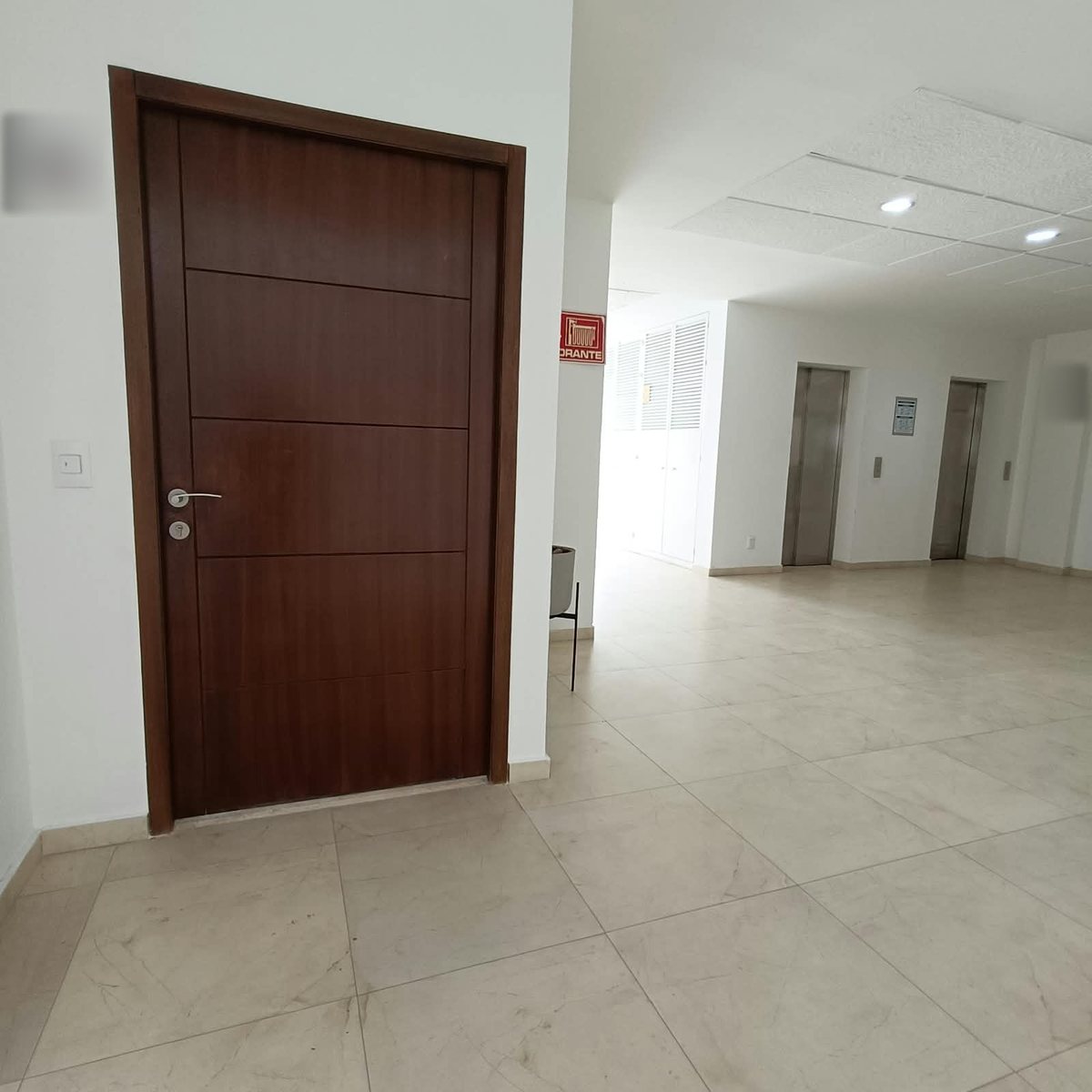 Pasillo de acceso con elevadores