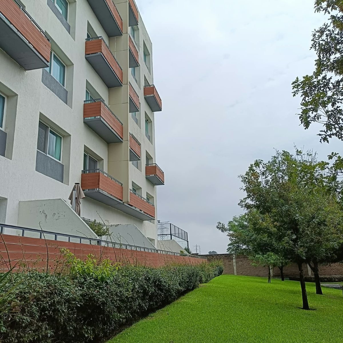 Torre Aqua con balcones y jardín