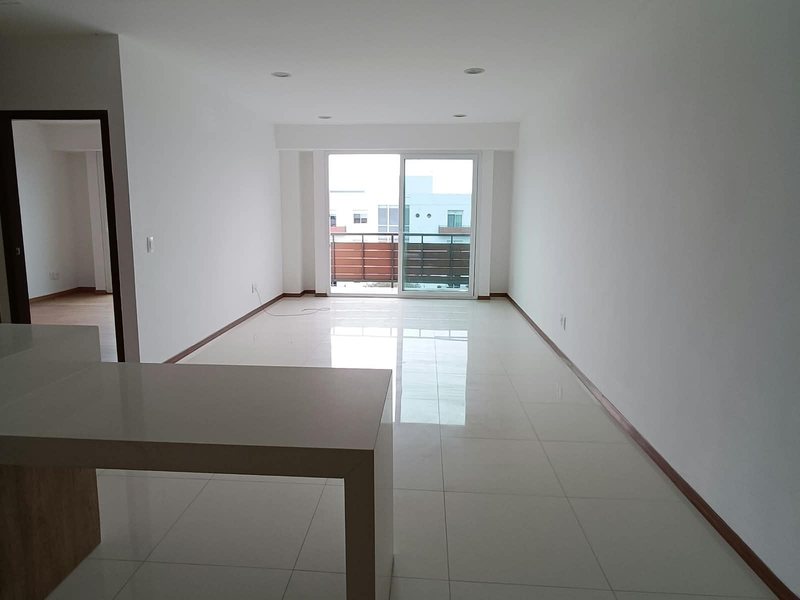 Sala y comedor del departamento de 1 recámara con ventanal al balcón