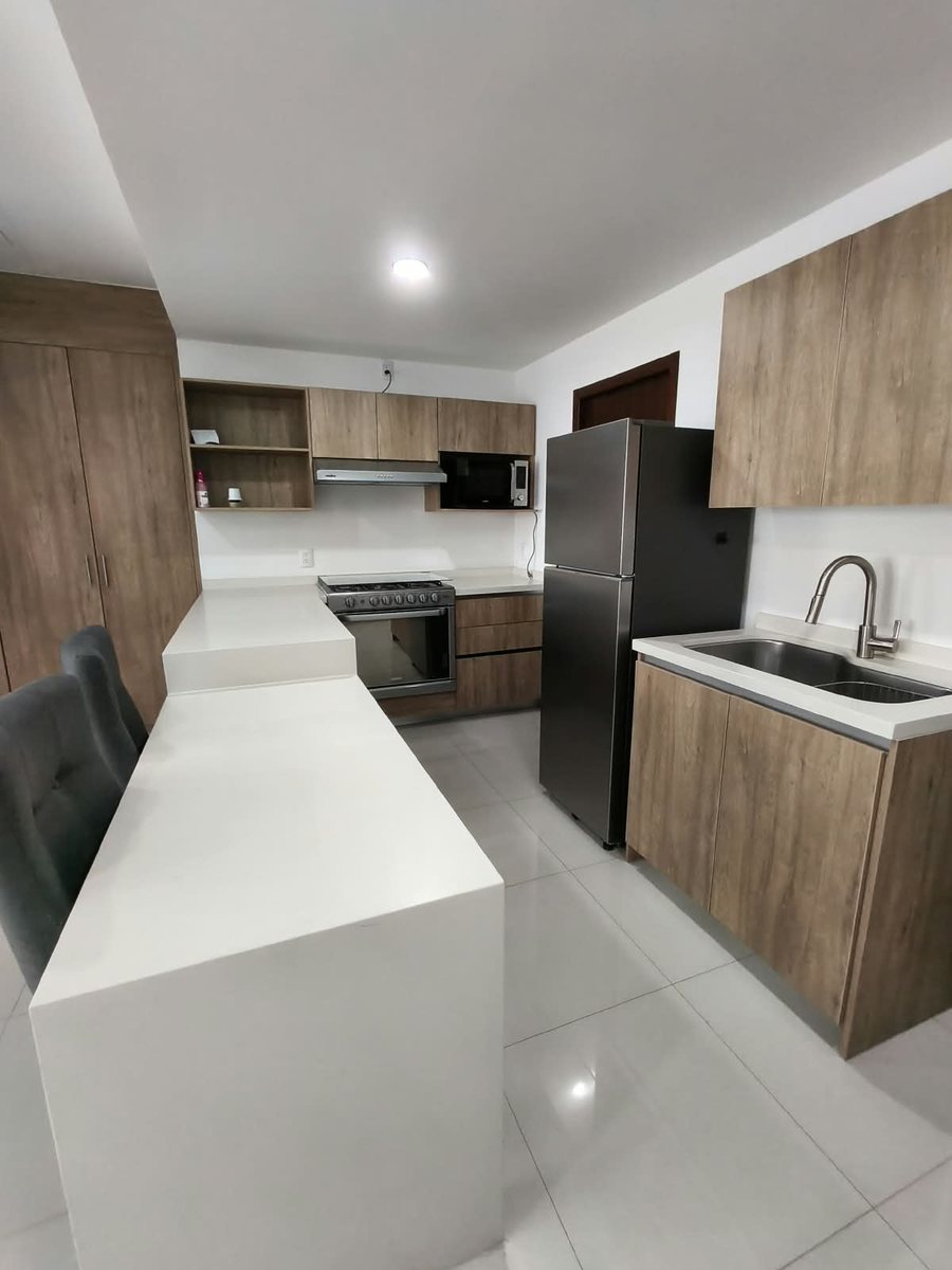 Cocina integral con refrigerador, horno y tarja