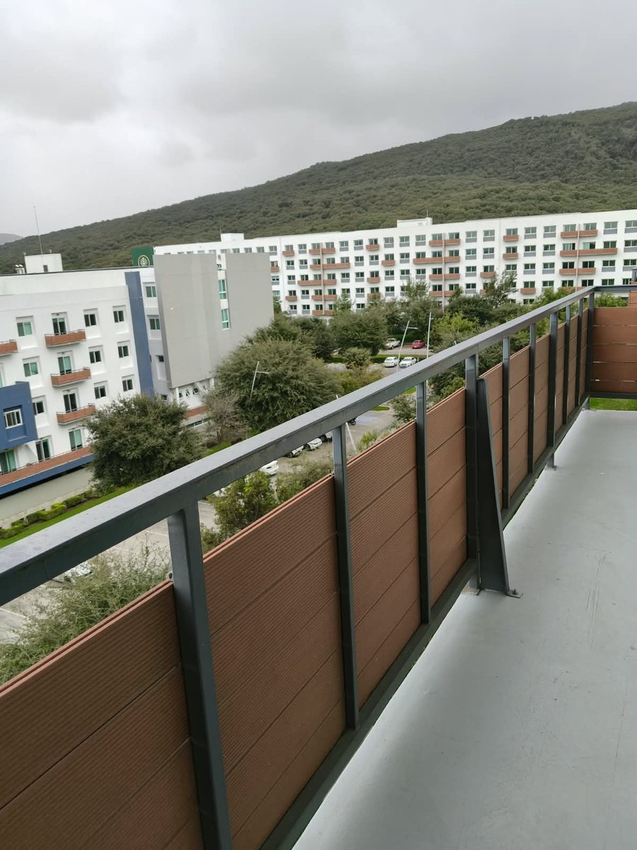 Balcón con vista a las torres de Avaterra y al cerro