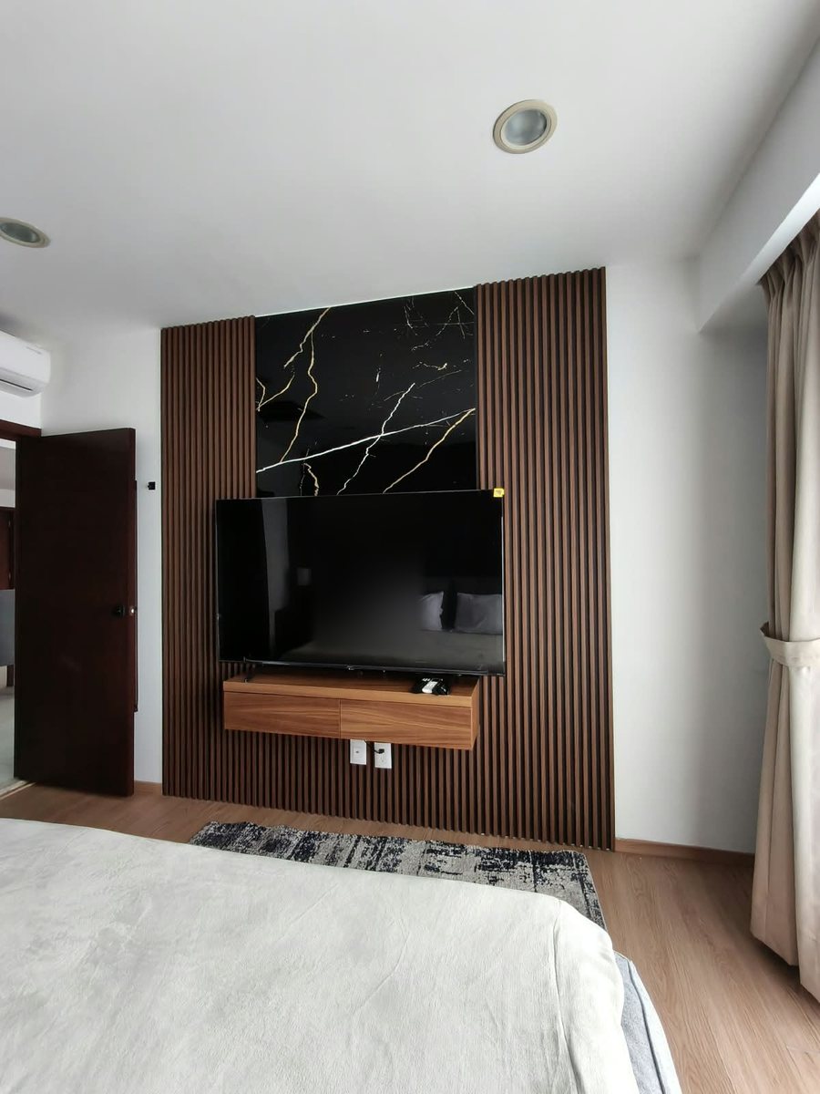 Recámara con pantalla sobre mueble de madera