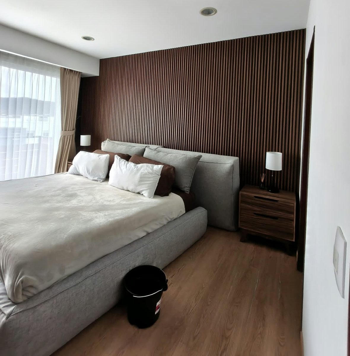 Recámara con ventana y cortinas