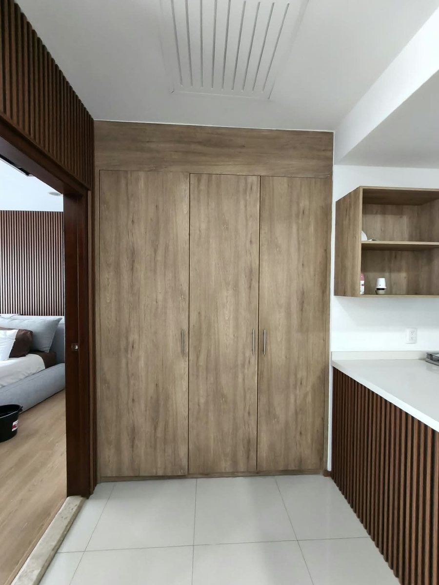 Clóset de madera junto a la recámara