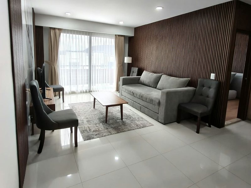 Sala amueblada del departamento de 1 recámara con ventanal
