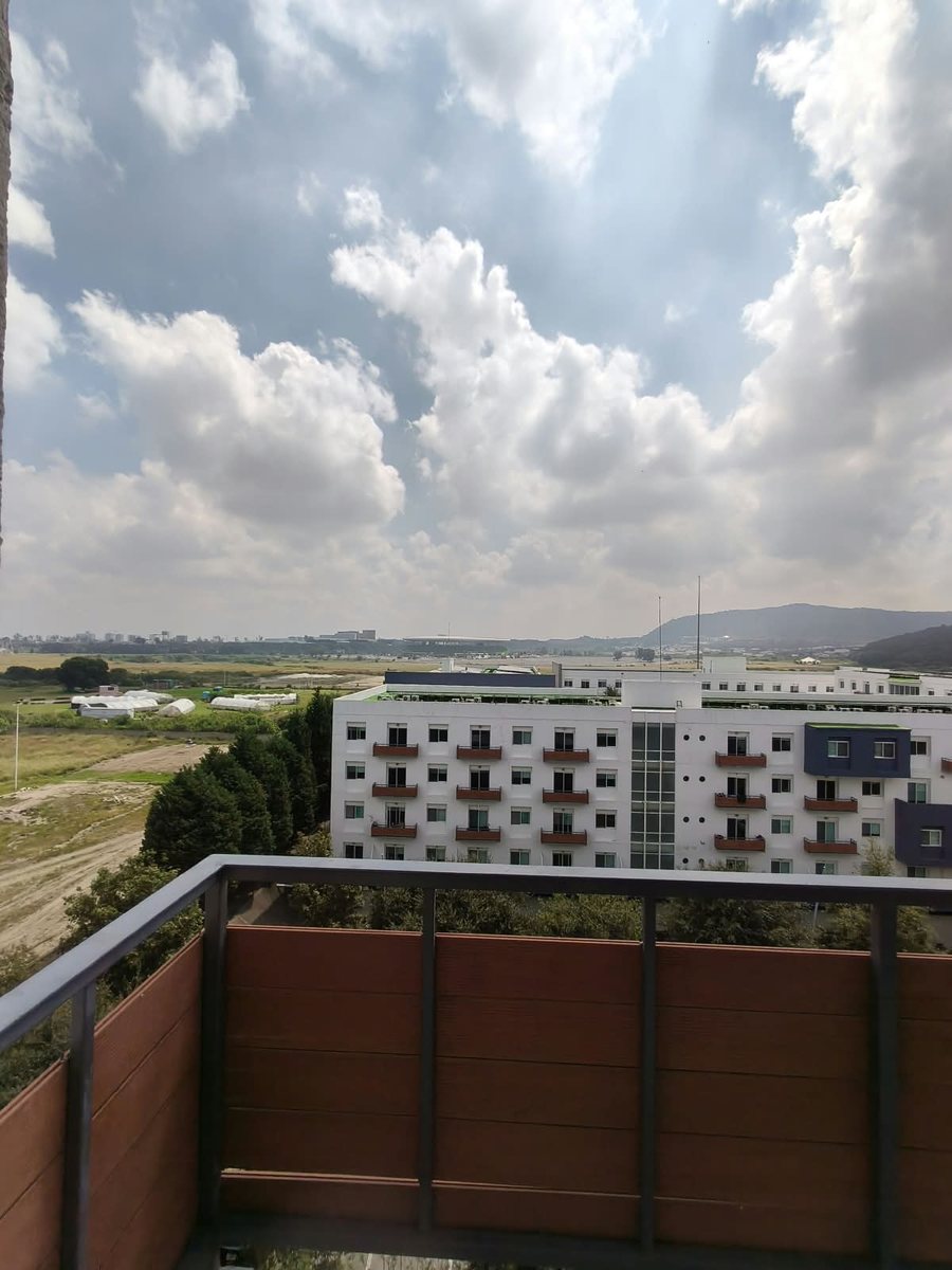 Balcón con vista a las torres de Avaterra y los cerros