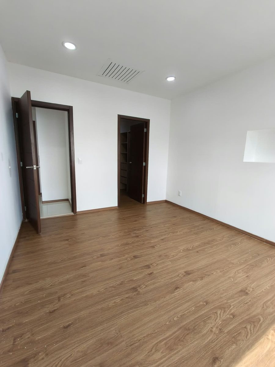 Recámara principal hacia la entrada, con piso de madera