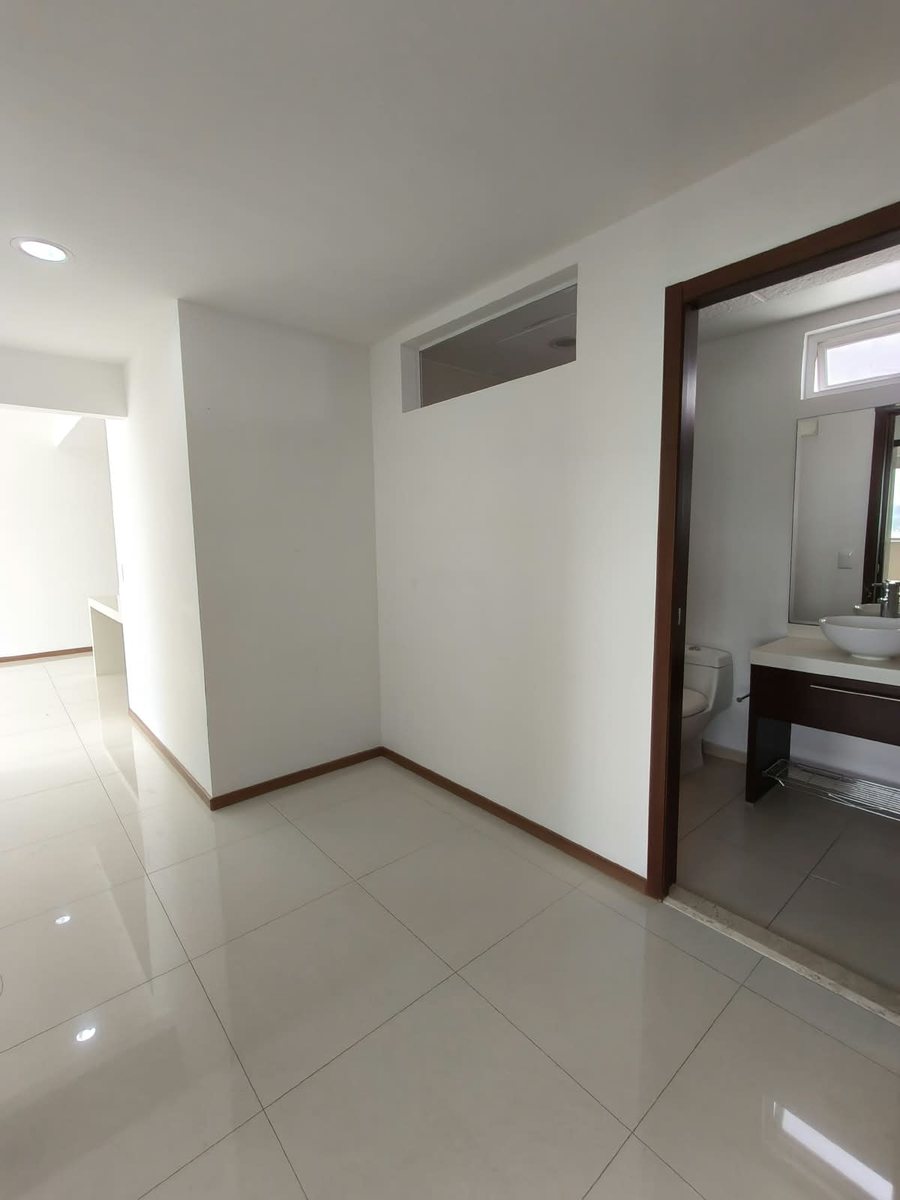 Pasillo con acceso al baño