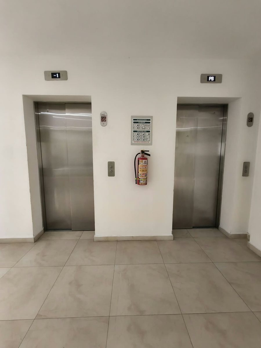 Vestíbulo con dos elevadores