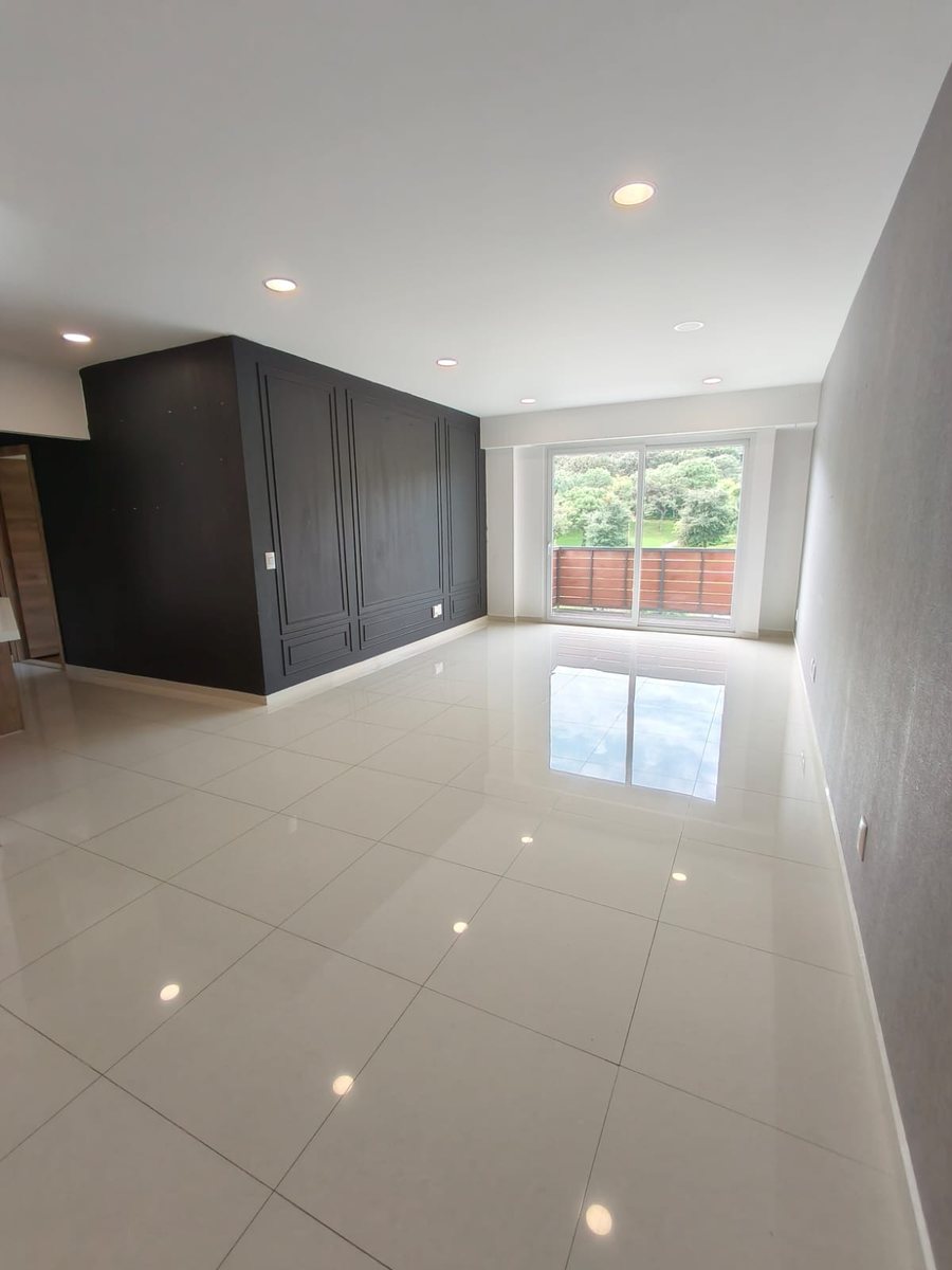 Sala y comedor amplios con piso de porcelanato y ventanal al balcón