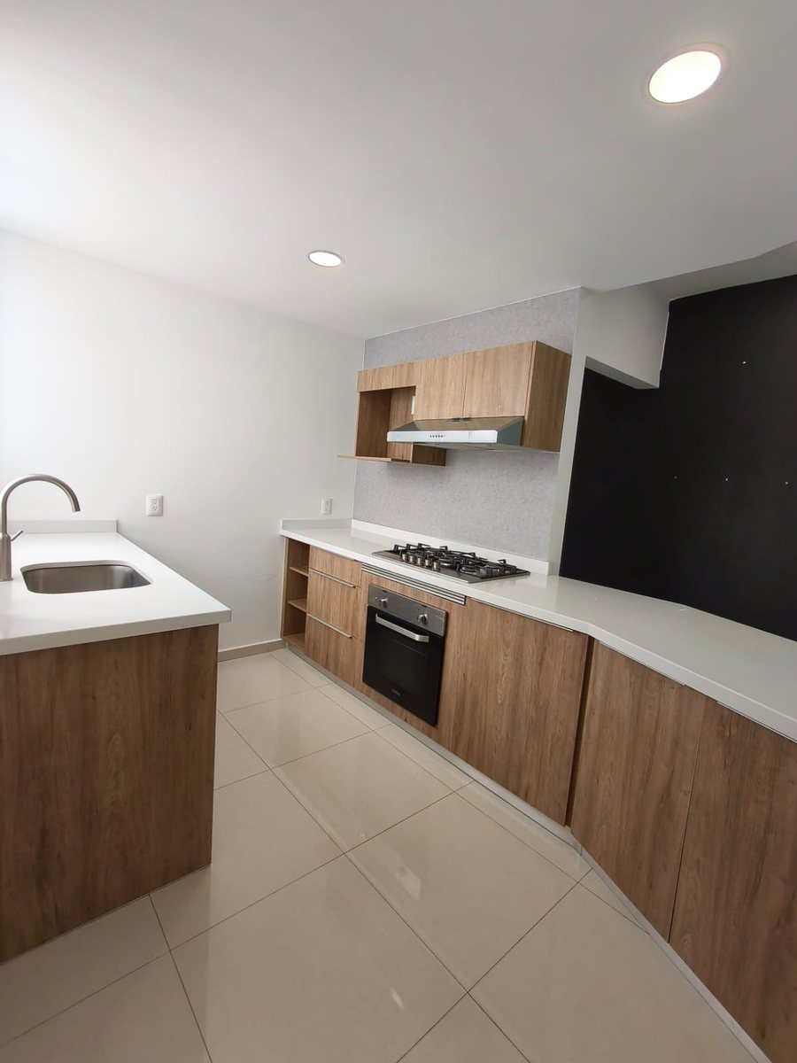 Cocina integral de madera con parrilla, horno y tarja