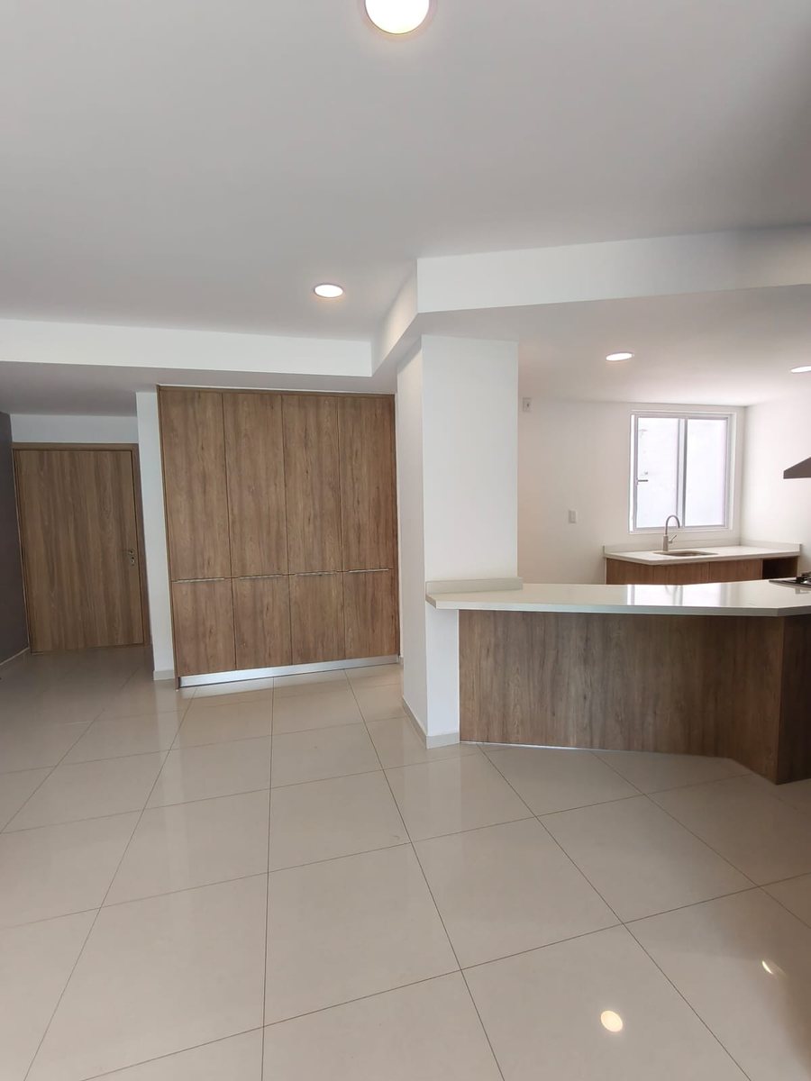 Cocina vista desde la sala, con clósets en la entrada
