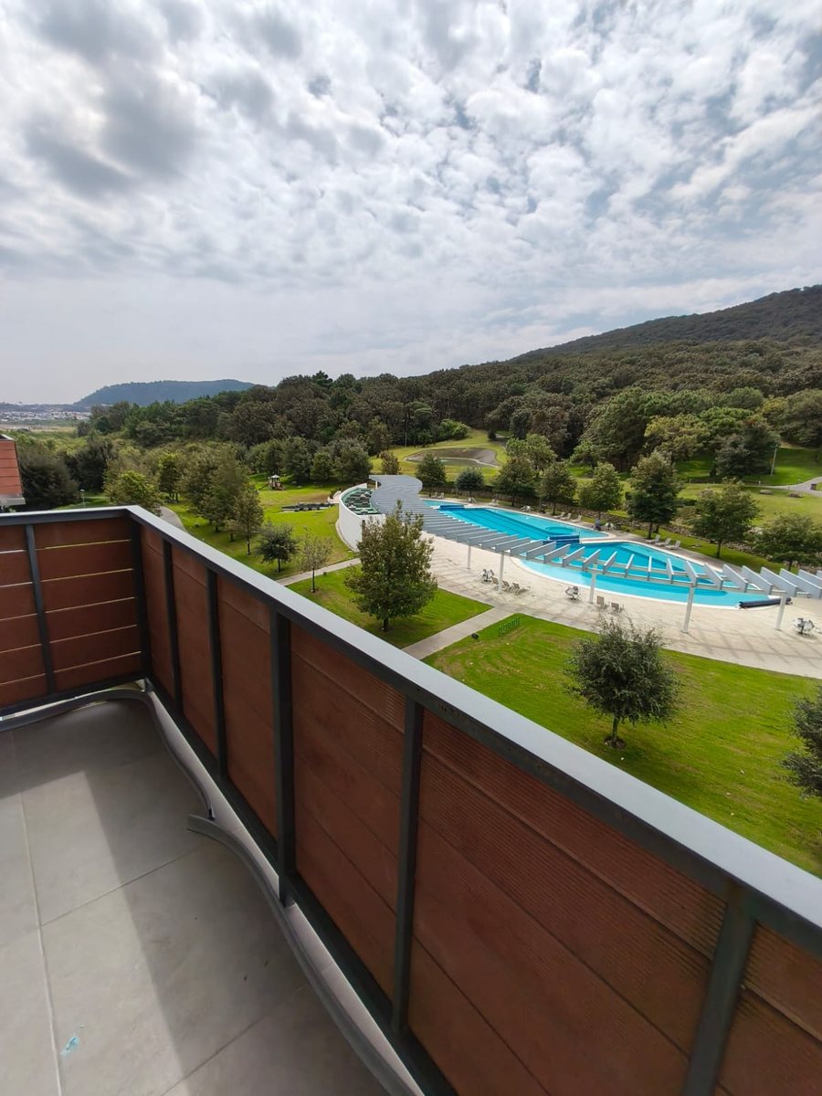 Balcón con vista al bosque y a la alberca