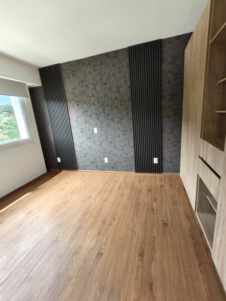 Recámara con muro decorativo y clóset de madera