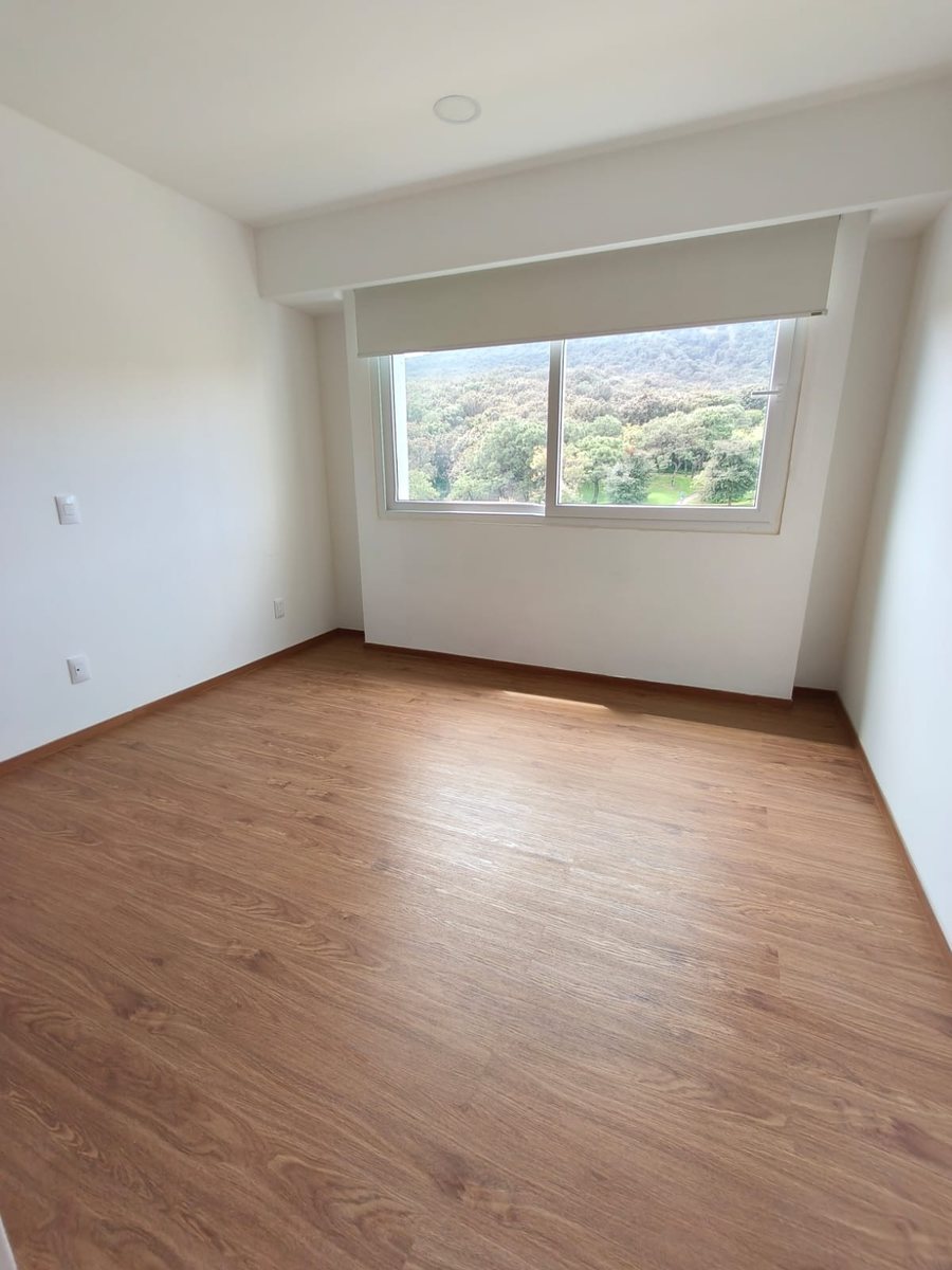 Tercera recámara con ventana hacia el bosque