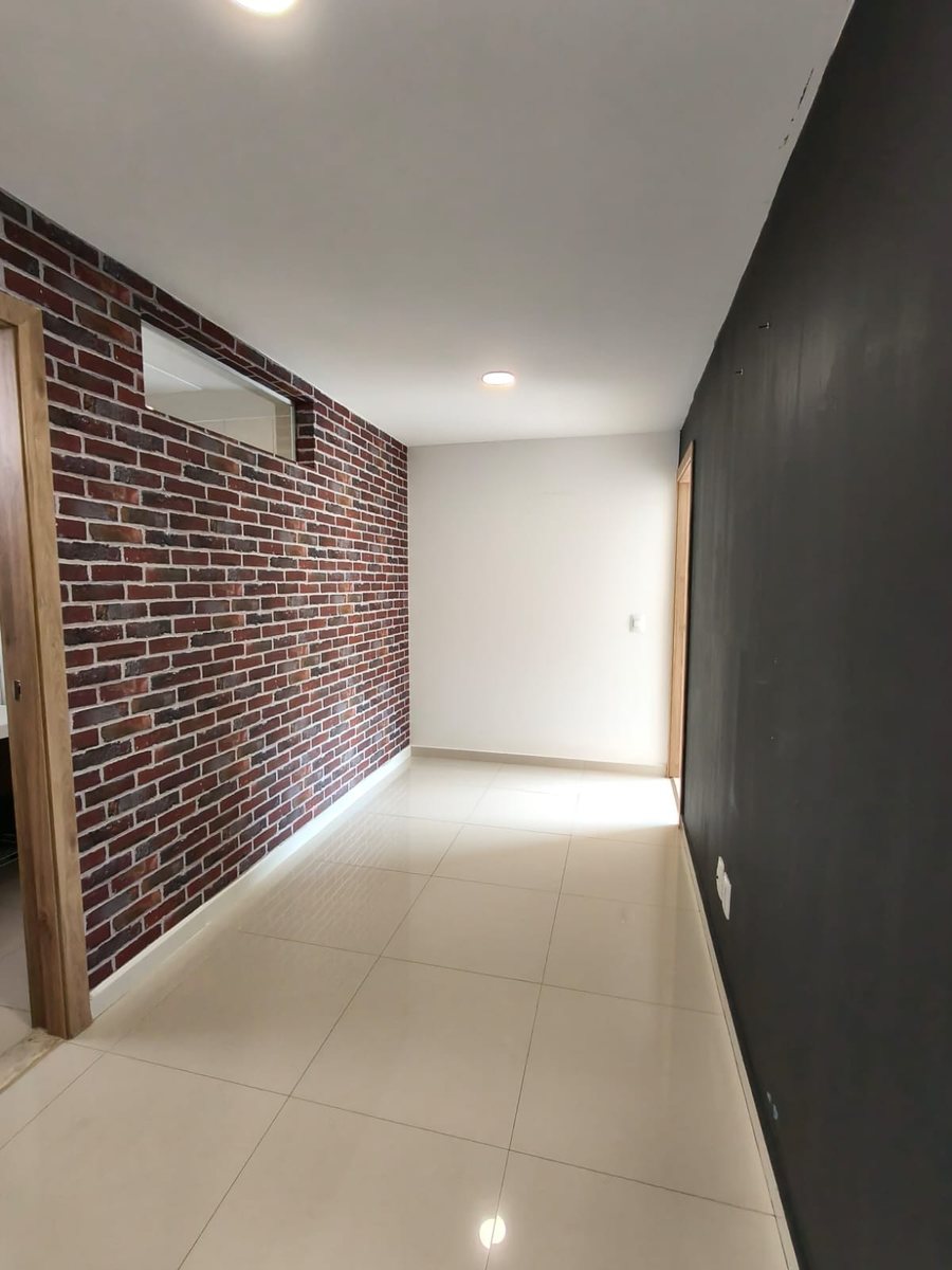 Pasillo con muro de ladrillo aparente