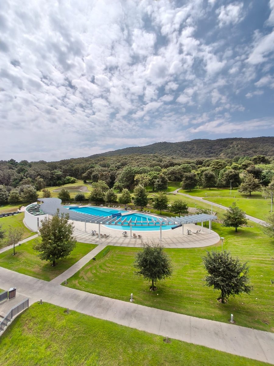 Alberca y jardines de Avaterra rodeados de bosque