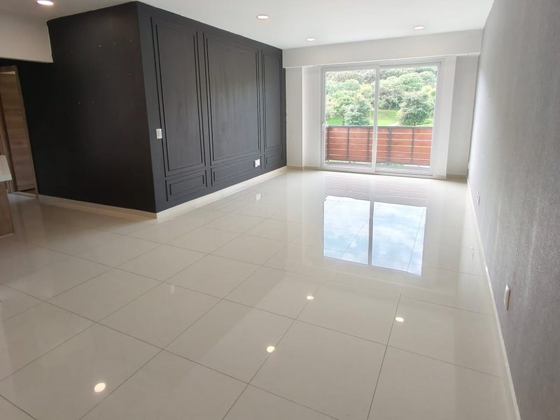 Sala y comedor amplios con piso de porcelanato y ventanal al balcón