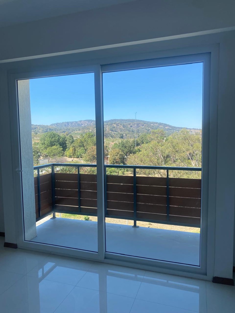 Vista al bosque y los cerros desde el balcón