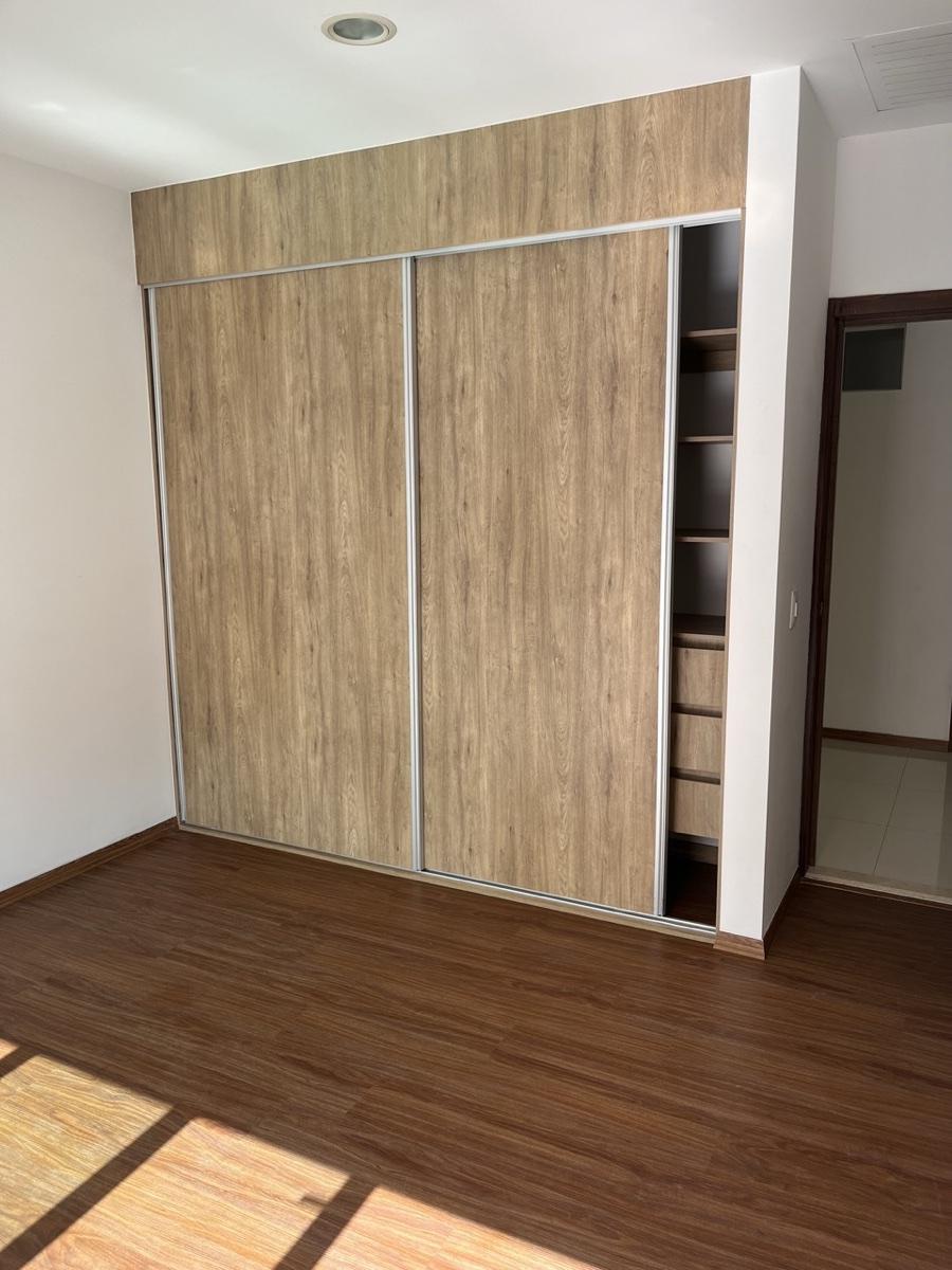 Recámara con clóset de madera