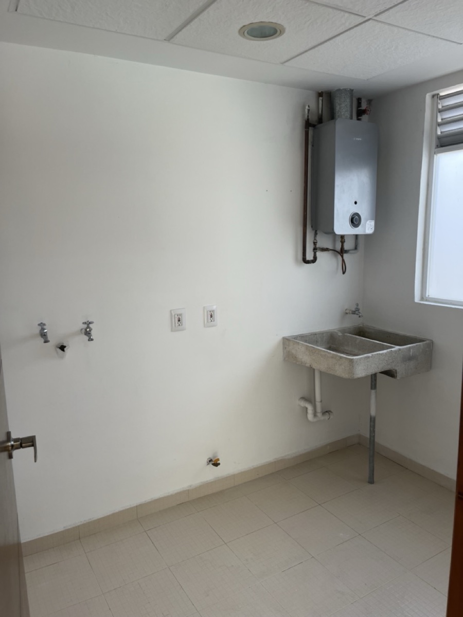 Área de servicio con lavadero y calentador