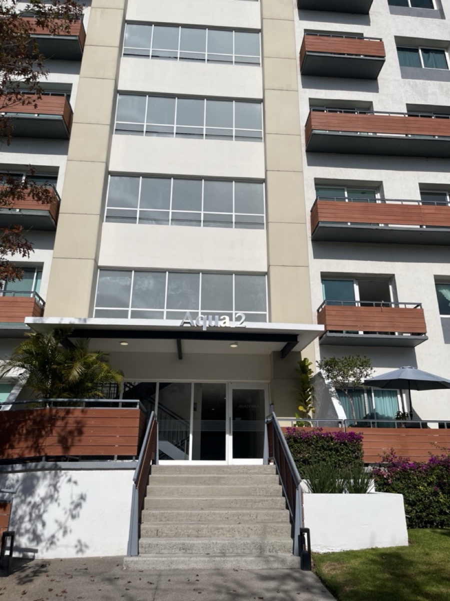 Fachada de la Torre Aqua con balcones y jardín