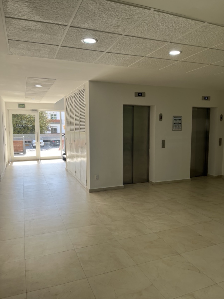 Lobby con elevadores