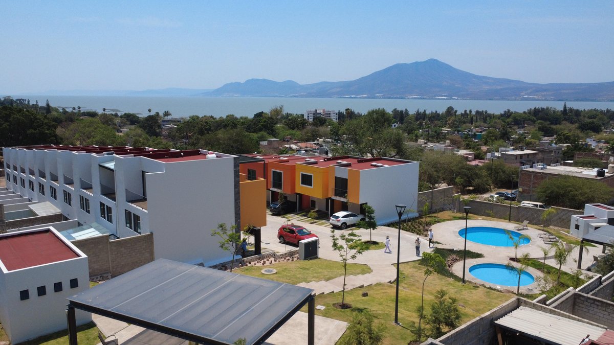 Vista del coto con las albercas y el Lago de Chapala al fondo